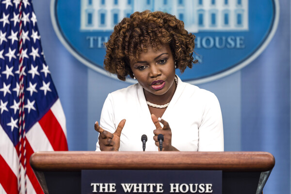 카린 장-피에르 백악관 대변인이 조 바이든 대통령의 예산안 발표를 하루 앞둔 8일 백악관 브리핑룸에서 언론 브리핑을 하고 있다. 2023.3.8 UPI 연합뉴스