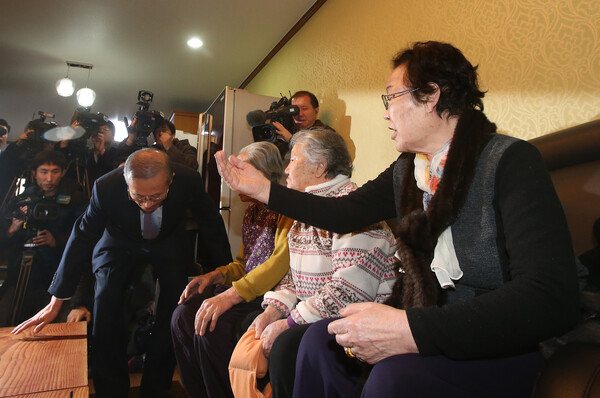 박근혜 정부가 최종적, 불가역적으로 위안부 합의를 한 뒤 임성남 외교부 제1차관이 서울 연남동 한국정신대문제대책협의회 사무실을 찾아 항의하는 이용수 할머니(맨 앞)에게 머리를 숙이고 있다. 일본의 사과는 받아내지 못하고, 사과를 하는 웃지못할 장면이었다. 2015.12.29 연합뉴스 