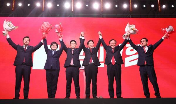 국민의힘 김기현 신임 당대표 등 새 지도부가 8일 오후 경기도 일산 킨텍스에서 열린 국민의힘 제3차 전당대회에서 손을 들어 당원들에게 인사하고 있다. 왼쪽부터 장예찬 신임 청년최고위원, 조수진, 김병민 신임 최고위원, 김기현 신임 당대표, 김재원, 태영호 신임 최고위원. 2023.3.8 [공동취재] 연합뉴스