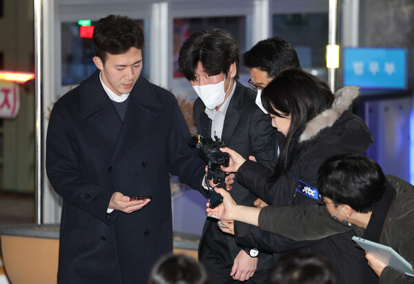 남욱 변호사가 2022년 11월 21일 오전 구속기간 만료로 석방돼 서울구치소에서 출소하고 있다. 유동규는 이보다 한 달 앞선  10월 20일, 김만배는 사흘 뒤인 11월 24일 석방됐다. 2022.11.21. 연합뉴스 자료사진