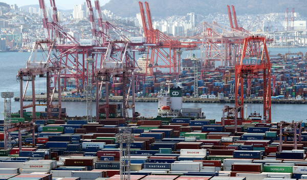 수출 부진으로 상품수지가 74.6억 달러 규모의 역대 최대 적자를 보인 결과, 지난 1월 경상수지는 한 달 만에 다시 적자를 기록했다. 사진은 부산항 신선대 부두의 하역작업 모습. 2023. 1. 10 연합뉴스