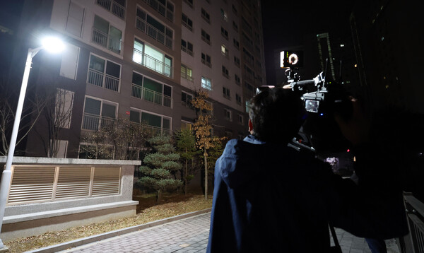 더불어민주당 이재명 대표의 경기지사 시절 초대 비서실장이 숨진 채 발견된 경기도 성남시 수정구의 자택 앞에서 10일 오전 취재진이 취재를 하고 있다. 2023.3.10. 연합뉴스