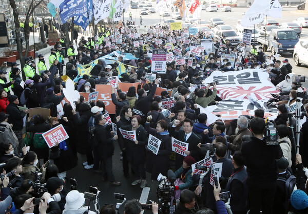'104주년 3.1절 범국민대회' 참가자들이 1일 서울광장을 출발해 일본대사관 앞에 도착해 욱일기가 그려진 현수막을 찢는 퍼포먼스를 하고 있다. 2023.3.1 [공동취재] 연합뉴스