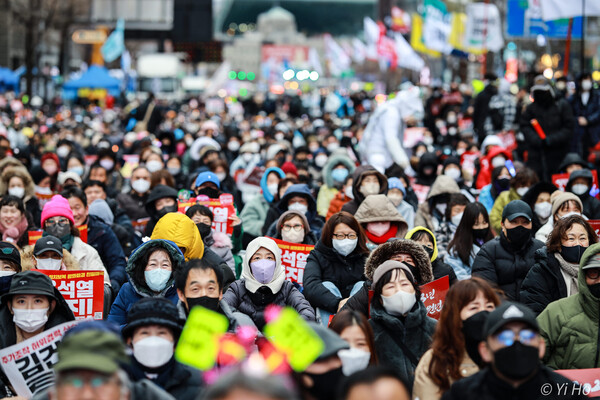 14일 오후 서울 지하철 2호선 시청역~숭례문 앞 대로 구간에서 열린 '23차 촛불대행진'(4차 전국집중촛불)에서 시민들이 '윤석열 퇴진' 등의 구호를 외치고 있다. 2023. 1. 14. 사진 이호 작가