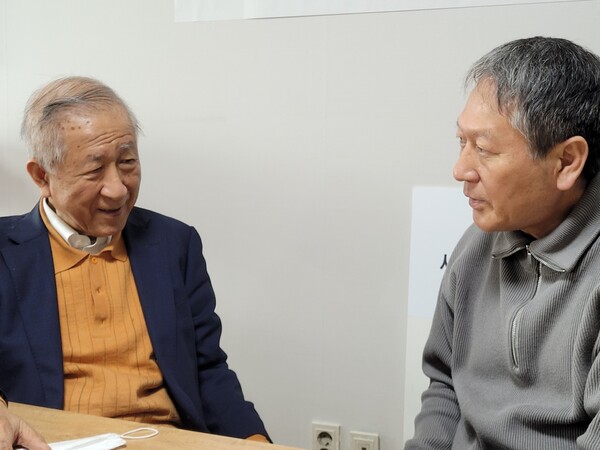 김영호 교수(왼쪽)와 한승동 에디터.