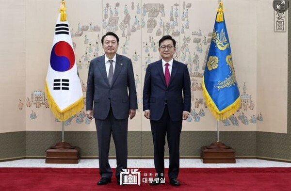 윤석열 대통령이 지난해 10월 14일 용산 대통령실에서 석동현 민주평화통일자문회의 사무처장(오른쪽)에게 임명장을 수여하고 기념촬영을 하고 있다. 두 사람은 40년 지기다. 사진=대통령실