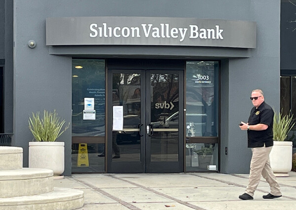 11일(현지시간) 미국 캘리포니아주 샌타클래라에 위치한 실리콘밸리은행(SVB) 본사 정문을 보안 요원이 지키고 있다. 2023.3.12 연합뉴스