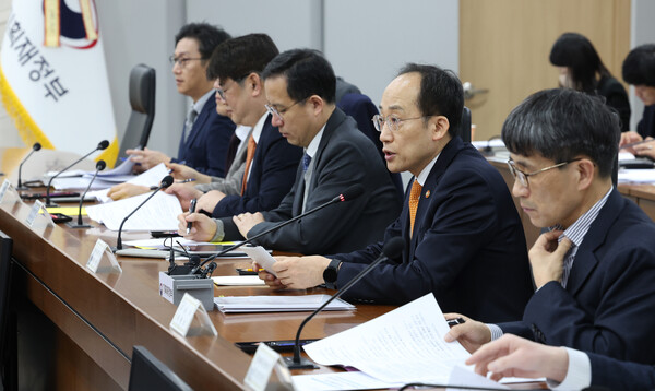 추경호 경제부총리 겸 기획재정부 장관(오른쪽 두번째)이 13일 오전 세종시 정부세종청사에서 수출 활성화를 위한 분야별 추가 지원 방안 및 주요 품목별 수출·투자 이행 등을 점검하는 수출투자책임관회의를 주재하고 있다. 2023.3.13 연합뉴스