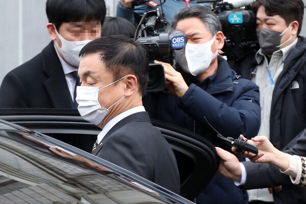 도이치모터스 주가 조작 혐의로 기소된 권오수 전 도이치모터스 회장이 10일 오전 서초구 서울중앙지법에서 열린 1심 선고 공판에서 징역형의 집행유예를 선고받고 밖으로 나서고 있다. 2023.2.10  연합뉴스