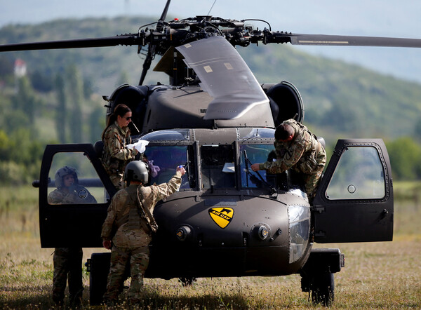 지난해 5월 북마케도니아에서 열린 미국·영국·북마케도니아군의 SR22 합훈에 참가한 미군 병사들이 UH-60블랙호크 헬기를 정비하고 있다. 전쟁이 장기화하면서 우크라이나군의 무기 확보에 비상이 걸렸다. 2022.5.8 로이터 연합뉴스 