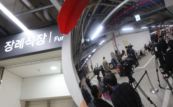 지난 9일 자택에서 숨진 채 발견된 이재명 더불어민주당 대표의 경기지사 시절 초대 비서실장 전모 씨의 빈소가 마련된 경기도 성남시의료원에서 10일 오후 취재진이 대기하고 있다. 2023.3.10. 연합뉴스