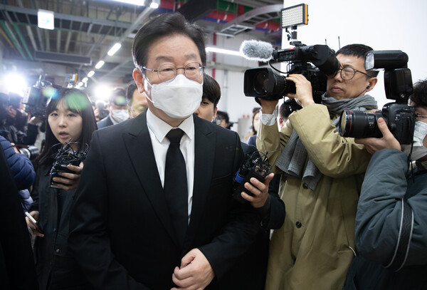 이재명 더불어민주당 대표가 10일 오후 경기지사 시절 초대 비서실장을 지냈다 지난 9일 숨진 전모 씨의 빈소가 마련된 경기 성남의료원 장례식장으로 이동하고 있다. 2023.3.10 [공동취재] 연합뉴스