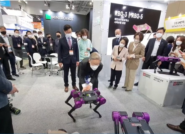 지난 2021년 10월 28일 이재명 당시 더불어민주당 대선 후보가 경기도 고양 킨텍스에서 열린 '2021 로보월드'에서 주최 측 요청에 따라 사족보행 로봇의 복원 능력을 테스트해보고 있다. 서울의소리 현장 중계 화면 캡처