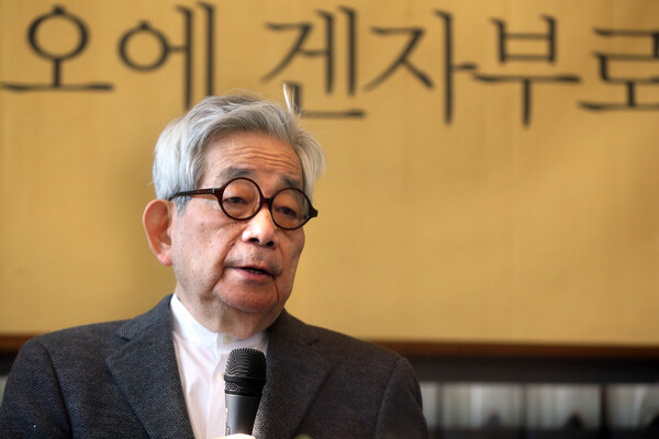 전후 일본 문학을 대표하는 작가이자 노벨문학상 수상자인 오에 겐자부로(大江建三郞)가 3일 노환으로 별세했다고 교도통신이 13일 보도했다. 향년 88. 사진은 2015년 3월 서울 마포구에서 열린 출판 기자간담회에서 질문에 답하는 오에 겐자부로. 2023.3.13 [연합뉴스 자료사진]