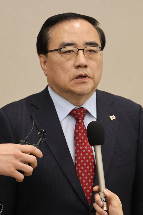 방미 일정을 마친 김성한 국가안보실장이 9일 오후 인천국제공항 제2여객터미널을 통해 귀국해 취재진과 질의응답을 하고 있다. 김 실장은 지난 5일(현지시간) 워싱턴 도착 후 토니 블링컨 국무장관 등 미 행정부 외교안보 주요인사들을 만나 한미동맹 강화·발전 방안을 논의한 한편, 윤석열 대통령과 조 바이든 대통령의 한미정상회담 일정을 오는 4월 26일로 확정했다고 밝혔다. 2023.3.9 연합뉴스