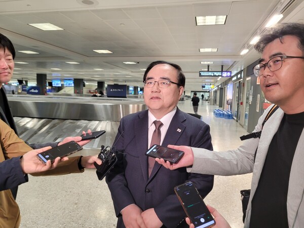 방미 일정을 마친 김성한 국가안보실장이 9일 오후 인천국제공항 제2여객터미널을 통해 귀국해 취재진과 질의응답을 하고 있다. 김 실장은 지난 5일(현지시간) 워싱턴 도착 후 토니 블링컨 국무장관 등 미 행정부 외교안보 주요인사들을 만나 한미동맹 강화·발전 방안을 논의한 한편, 윤석열 대통령과 조 바이든 대통령의 한미정상회담 일정을 오는 4월 26일로 확정했다고 밝혔다. 2023.3.9 연합뉴스