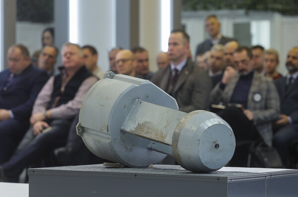 지난해 12월 1일 우크라이나 수도 키이우의 군미디어센터 브리핑장에 놓인 러시아 Kh55SM 크루즈 미사일 부품. 핵탄두 장착이 가능한 미사일이다. 우크라이나 군 대변인은 이날 브리핑에서 러시아군이  핵탄두를 장착하지는 않았지만 이 미사일을 전쟁에 사용하고 있다고 밝혔다.  2022.12.1  EPA연합뉴스 