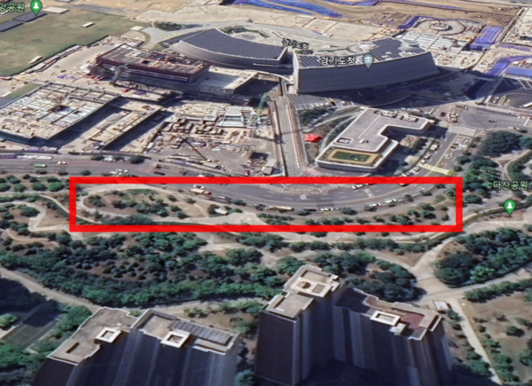 유동규가 김용 전 부원장에게 3차로 2억원을 전달한 장소라고 주장하고 있는 경기도청 신청사 북쪽편 길가. 이 길가에는 공원이 있고 고층 아파트단지가 자리잡고 있다. 