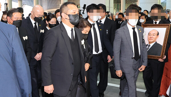 사망한 전직 대통령 전두환 씨의 가족들이 서울 서초구 서울추모공원의 건물 안으로 들어가고 있다. 2021.11.27 연합뉴스