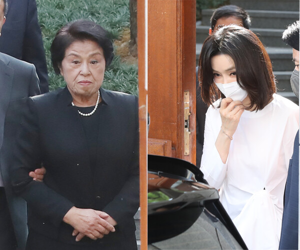 윤석열 대통령 부인 김건희 여사(오른쪽)가 16일 오후 전직 대통령 전두환 씨의 부인 이순자 씨를 예방한 뒤 서울 서대문구 연희동 자택을 나서고 있다. 왼쪽 사진은 이 씨가 배웅하는 모습. 2022.6.16 연합뉴스