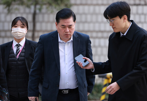 유동규 전 성남도시개발공사 기획본부장이 16일 오전 서초구 서울중앙지방법원에서 열린 김용 전 민주연구원 부원장의 불법 정치자금·뇌물 수수 관련 공판에 출석하며 취재진의 질문을 받고 있다. 2023.3.16. 연합뉴스