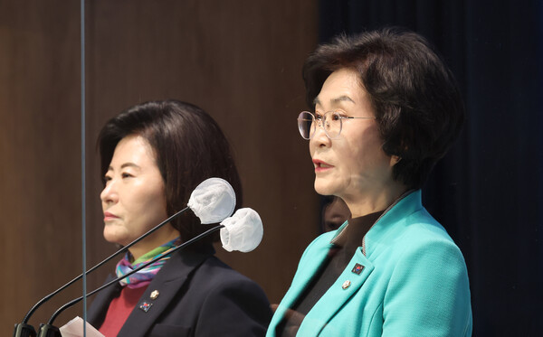 더불어민주당 김상희 대일굴욕외교대책위원장과 양경숙 의원이 17일 오전 서울 여의도 국회 소통관에서 윤석열 대통령 방일 관련 기자회견을 하고 있다. 2023.3.17. 연합뉴스
