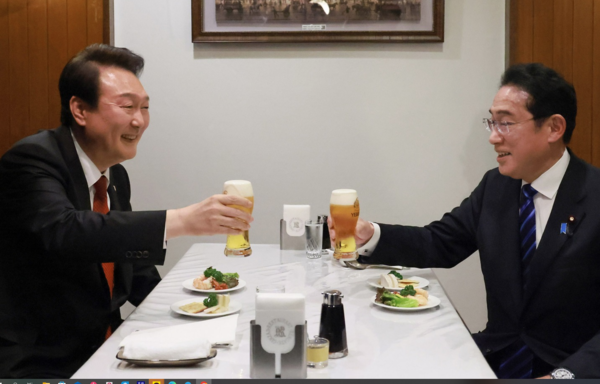 윤석열 대통령과 기시다 후미오 일본 총리가 16일 도쿄 일본 총리관저 인근의 렌가테이에서 맥주잔을 맞들고 있다. 2023.3.16 일본 총리실 홈페이지
