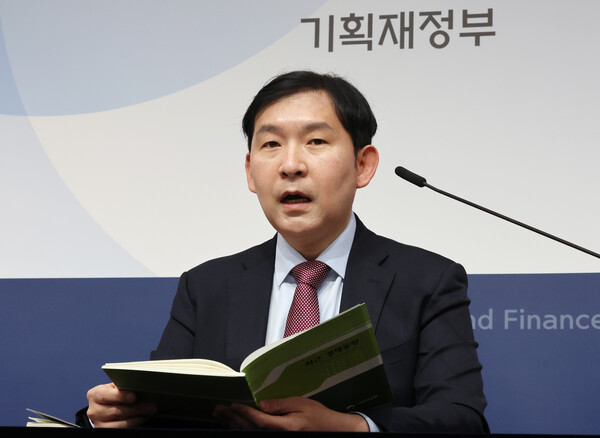 이승한 기획재정부 경제분석과장이 17일 오전 세종시 정부세종청사에서 3월 최근 경제동향을 설명하고 있다. 2023.3.17. 연합뉴스