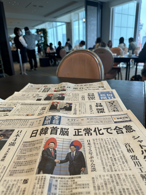 17일 오전 일본 도쿄 한 호텔 식당에 한일 정상회담을 보도한 현지 조간 신문이 놓여 있다. 2023.3.17. 연합뉴스