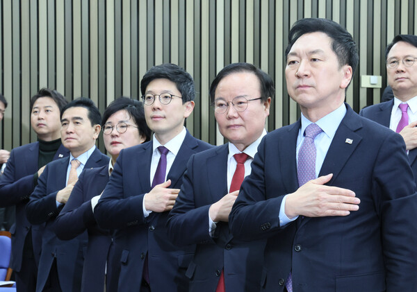 국민의힘 김기현 대표가 10일 오전 국회에서 열린 정책 의원총회에서 국기에 경례하고 있다. 앞줄 오른쪽부터 김 대표, 김재원·김병민·조수진·태영호 최고위원, 장예찬 청년 최고위원. 2023.3.10. 연합뉴스