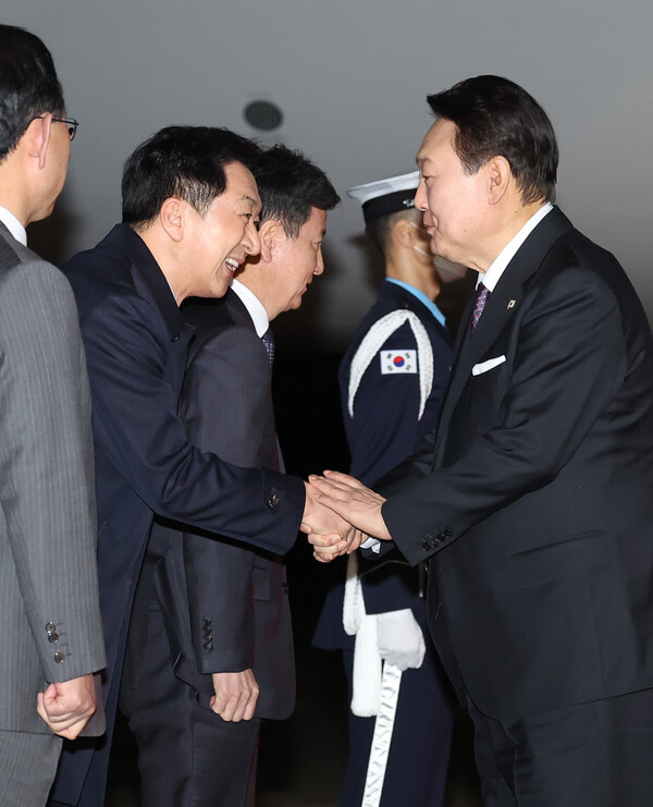 1박2일 간의 일본 방문을 마친 윤석열 대통령이 17일 경기 성남서울공항에 도착, 영접 나온 국민의힘 김기현 대표와 인사하고 있다. 2023.3.17. 연합뉴스