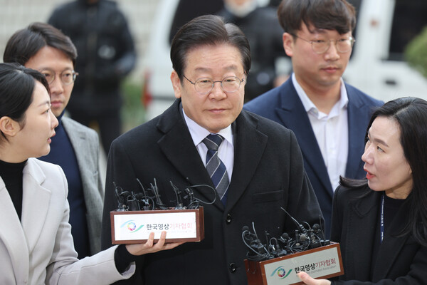 더불어민주당 이재명 대표가 17일 오전 서울 서초구 중앙지법에서 열린 공직선거법 위반 사건 2회 공판에 출석하고 있다. 2023. 3. 17. 연합뉴스