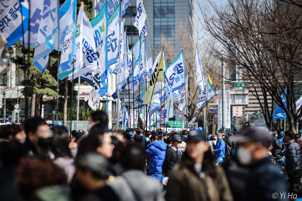 18일 서울시청 앞 광장에서 열린 '한일 정상회담 규탄, 윤석열 정부 망국외교 심판, 강제동원 해법 폐기, 일본 사죄배상 촉구 3차 범국민대회'에 참가한 시민들의 모습. 2023.3.18. 사진 이호 작가