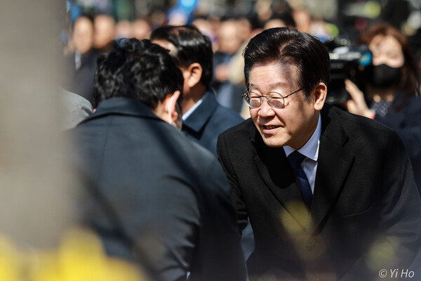18일 서울시청 앞 광장에서 열린 '한일 정상회담 규탄, 윤석열 정부 망국외교 심판, 강제동원 해법 폐기, 일본 사죄배상 촉구 3차 범국민대회'에 참가한 더불어민주당 이재명 대표의 모습. 2023.3.18. 사진 이호 작가