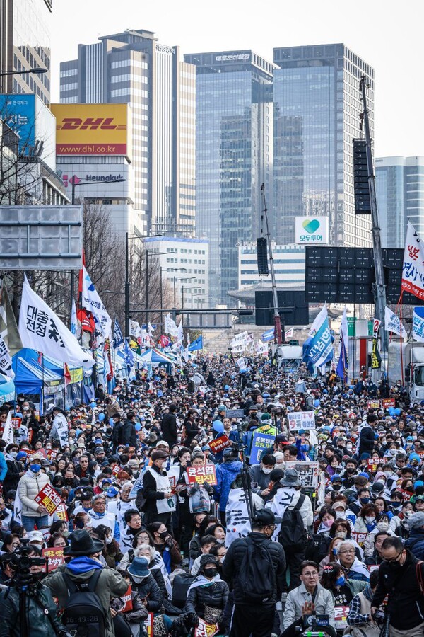 18일 서울 지하철 시청역~숭례문 앞 대로 구간에서 열린 '6차 전국집중촛불(31차 촛불대행진)'에 참가한 시민들의 모습. 2023.3.18. 촛불행동 제공
