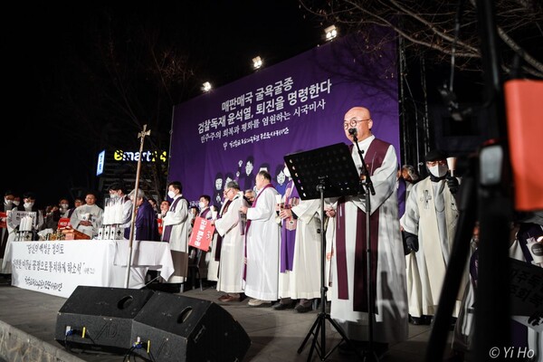 천주교 정의구현전국사제단(정의구현사제단)은 20일 오후 7시 전북 전주시 풍남문 광장에서 김영식 정의구현사제단 대표 신부 주례로 '검찰독재 타도와 매판매국 독재정권 퇴진 촉구' 시국미사를 봉헌했다. 2023.3.20. 사진 이호 작가