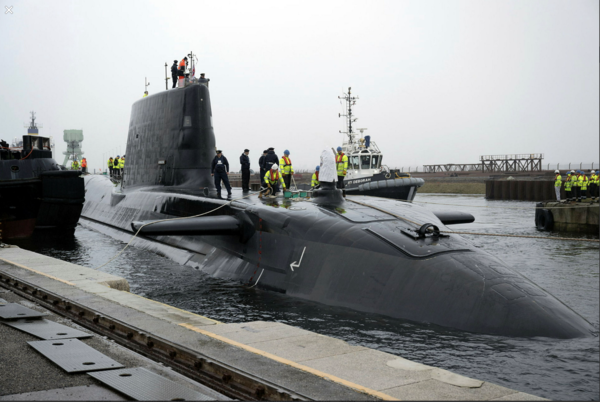 영국의 최신형 공격형잠수함(SSN) HMS 안슨호가 지난 2월 19일 모항 바로우인퍼니스를 떠나고 있다. 안스호는 어스튜트 급의 핵추진 잠수함으로 영국 해군의 주력이다.  영국 국방부 배포사진