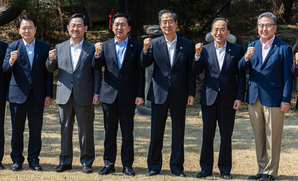 한덕수 국무총리(왼쪽 네 번째)와 국민의힘 김기현 대표(왼쪽 세 번째)등 참석자들이 19일 오후 서울 종로구 총리공관에서 열린 당정 협의에 앞서 파이팅을 외치며 기념 촬영을 하고 있다. (왼쪽부터) 국민의힘 성일종 정책위의장, 주호영 원내대표, 김기현 대표, 한덕수 총리, 추경호 경제부총리, 박진 외교부 장관. 2023.3.19. 연합뉴스