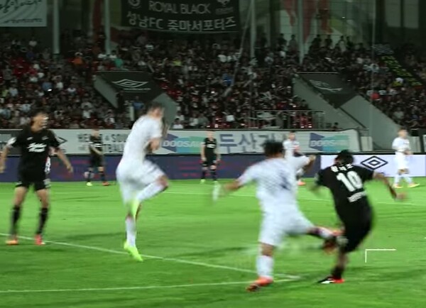 2016년 11월 2일 성남 탄천경기장에서 열린 성남FC와 수원FC의 K리그 경기. '두산건설'의 광고판이 전면으로 보이고 있다. KBS 중계화면 캡처