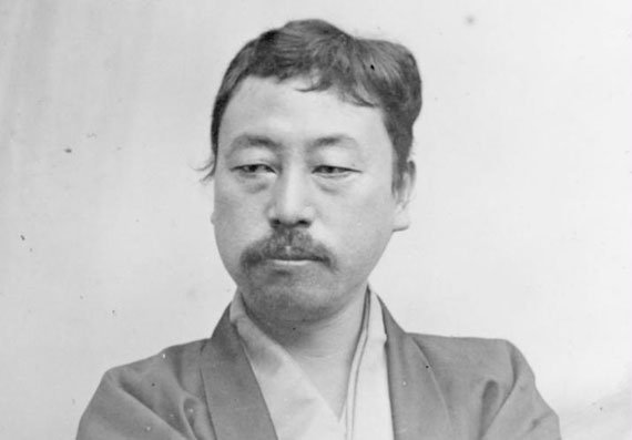 윤석열 대통령은 지난 17일 일본 게이오대에서 한 강연중에 일본의 오카쿠라 텐신의 “용기는 생명의 열쇠”라는 말을 인용해 논란을 불러 일으켰다. 텐신은 “조선은 일본의 속국이었으며, 단군은 일본 시조 집안의 자식”이라는 등의 글을 쓴 메이지 시대의 인물이다.