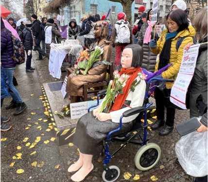 지난 8일(현지시간) 독일 베를린에 설치된 평화의 소녀상 앞에서 여성단체 코라지 여성연합과 오마스 게겐 레히츠(극우에 반대하는 할머니들), 재독시민사회단체 코리아협의회 주최로 3·8 세계 여성의 날 기념 집회가 열리고 있다. [코리아협의회 제공. 재판매 및 DB 금지] 2023.3.9. 연합뉴스