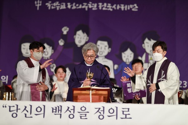 천주교 정의구현전국사제단(정의구현사제단)은 20일  오후 7시 전북 전주시 풍남문 광장에서 김영식 정의구현사제단 대표 신부(가운데) 주례로 '검찰독재 타도와 매판매국 독재정권 퇴진 촉구' 시국미사를 봉헌했다.  2023.3.20. 사진 이호 작가