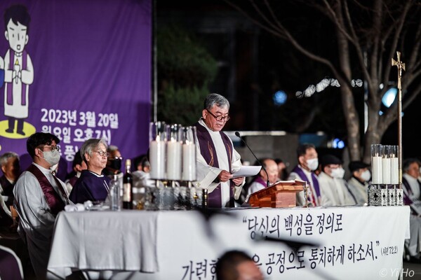 천주교 정의구현전국사제단(정의구현사제단)은 20일  오후 7시 전북 전주시 풍남문 광장에서 김영식 정의구현사제단 대표 신부 주례로 '검찰독재 타도와 매판매국 독재정권 퇴진 촉구' 시국미사를 봉헌했다.  전주교구 김진화 신부가 강론을 하고 있는 모습. 2023.3.20. 사진 이호 작가