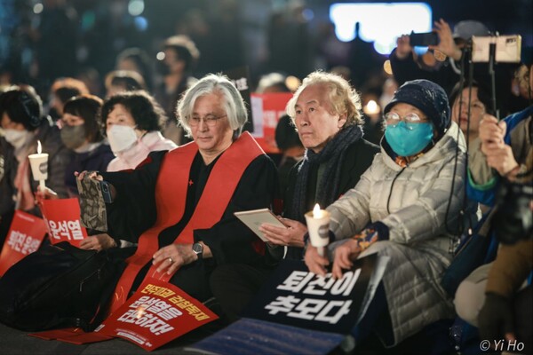 천주교 정의구현전국사제단(정의구현사제단)은 20일  오후 7시 전북 전주시 풍남문 광장에서 김영식 정의구현사제단 대표 신부 주례로 '검찰독재 타도와 매판매국 독재정권 퇴진 촉구' 시국미사를 봉헌했다. 이날 미사에는 촛불행동 대표단도 참석했다. 왼쪽부터 촛불행동 상임대표 김민웅 전 경희대 교수, 박재동 화백. 2023.3.20. 사진 이호 작가