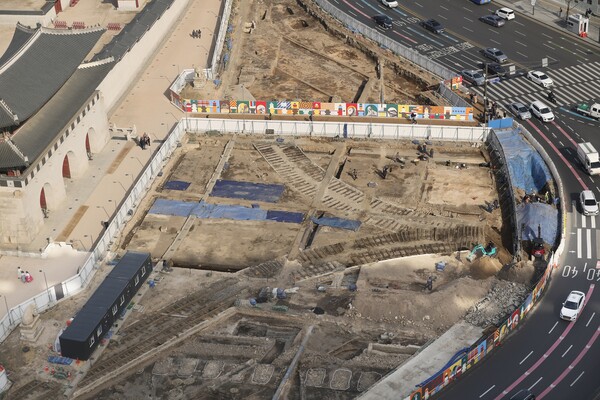 광화문 월대 발굴조사 현장에서 일제강점기 전차 철로가 발견됐다. 전차 철로는 1917∼1966년 존재했던 것으로, 안국동의 전차 철로와 효자동의 전차 철로가 세종로 방향으로 이어진 형태였다. 광화문 월대의 동·서편에서 와이(Y)자 형으로 만나 세종로 방향으로 연결된다. 2023.3.13.연합뉴스