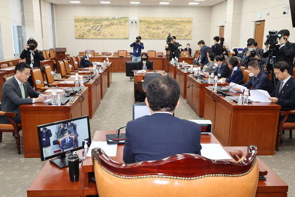21일 국회에서 교육위원회 전체회의가 열리고 있다. 이날 회의에서는 정순신 변호사 자녀 학교폭력 관련 청문회 실시계획 채택건을 상정하는 문제를 다루었다. 2023.3.21. 연합뉴스