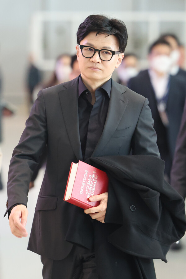 한동훈 법무부 장관이 7일 오전 인천공항을 통해 유럽 출장을 가고 있다. 한 장관이 출국장으로 향하며 손에 든 빨간색 책은 2500여 년 전 그리스 역사가 투키디데스가 쓴 펠로폰네소스 전쟁사이다. 2023.3.7. 연합뉴스