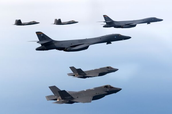 한·미 공군이 1일 서해 상공에서 우리 측의 F-35A 전투기와 미국의 B-1B 전략폭격기 및 F-22 랩터 F-35B 전투기 등이 참여한 가운데 연합공중훈련을 벌이는 모습. 2023. 2. 1. 연합뉴스