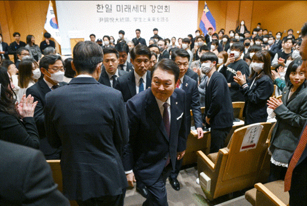 윤석열 대통령이 지난 17일 도쿄 게이오대에서 일본 대학생들을 대상으로 한일 미래세대 강연을 마친 뒤 기립 박수를 받으며 퇴장하고 있다. 2023. 3. 17. 도쿄=연합뉴스