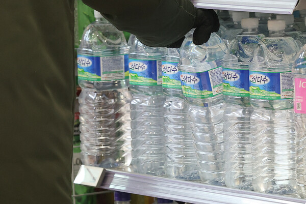 국내 생수 시장 점유율 1위인 제주삼다수의 가격이 인상됐다. 제주도개발공사는 2월 1일부터 삼다수 출고가를 평균 9.8% 인상했다. 2018년 이후 5년 만의 가격 조정이다. 사진은 서울의 한 대형마트에 진열된 삼다수. 2023.1.25. 연합뉴스